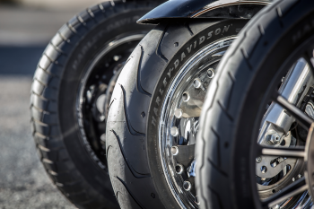 MICHELIN_Scorcher_11_67V_140-75R17_67V_Front