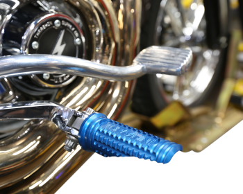 THRASHIN_SUPPLY_Burnout_Driver-Passenger_Footpegs_M8_softail_Blue