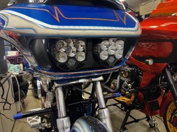a10_moto_baja_designs_lp6_headlight_kit_2015-2023_road_glide_clear-white_lights_with_amber_back_lighting