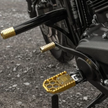 ORIGINAL_GARAGE_MOTO_HoneyComp_V3_Foot_Pegs_2018-M8_Softail_Rear_Gold_Plated