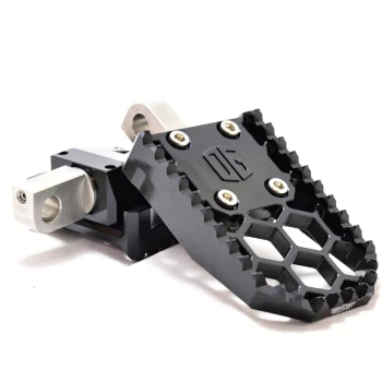 ORIGINAL_GARAGE_MOTO_HoneyComp_V3_Foot_Pegs_2018-M8_Softail_Rear_Black