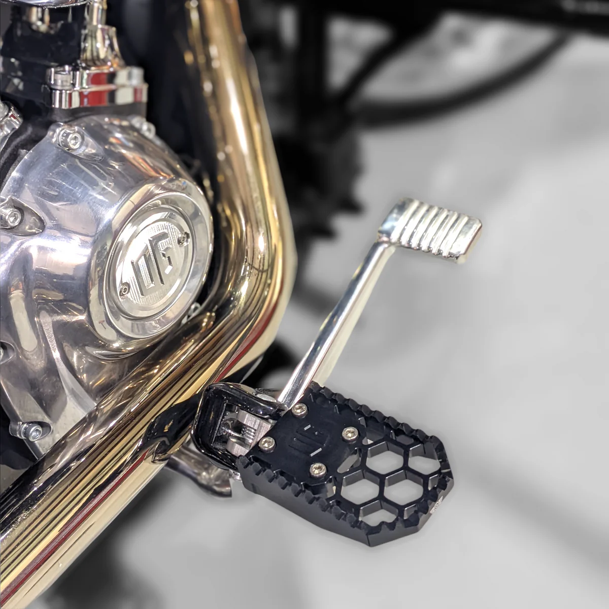 ORIGINAL_GARAGE_MOTO_HoneyComp_V3_Foot_Pegs_Black_Chrome_2018-M8_Softail-Pan_America_Front